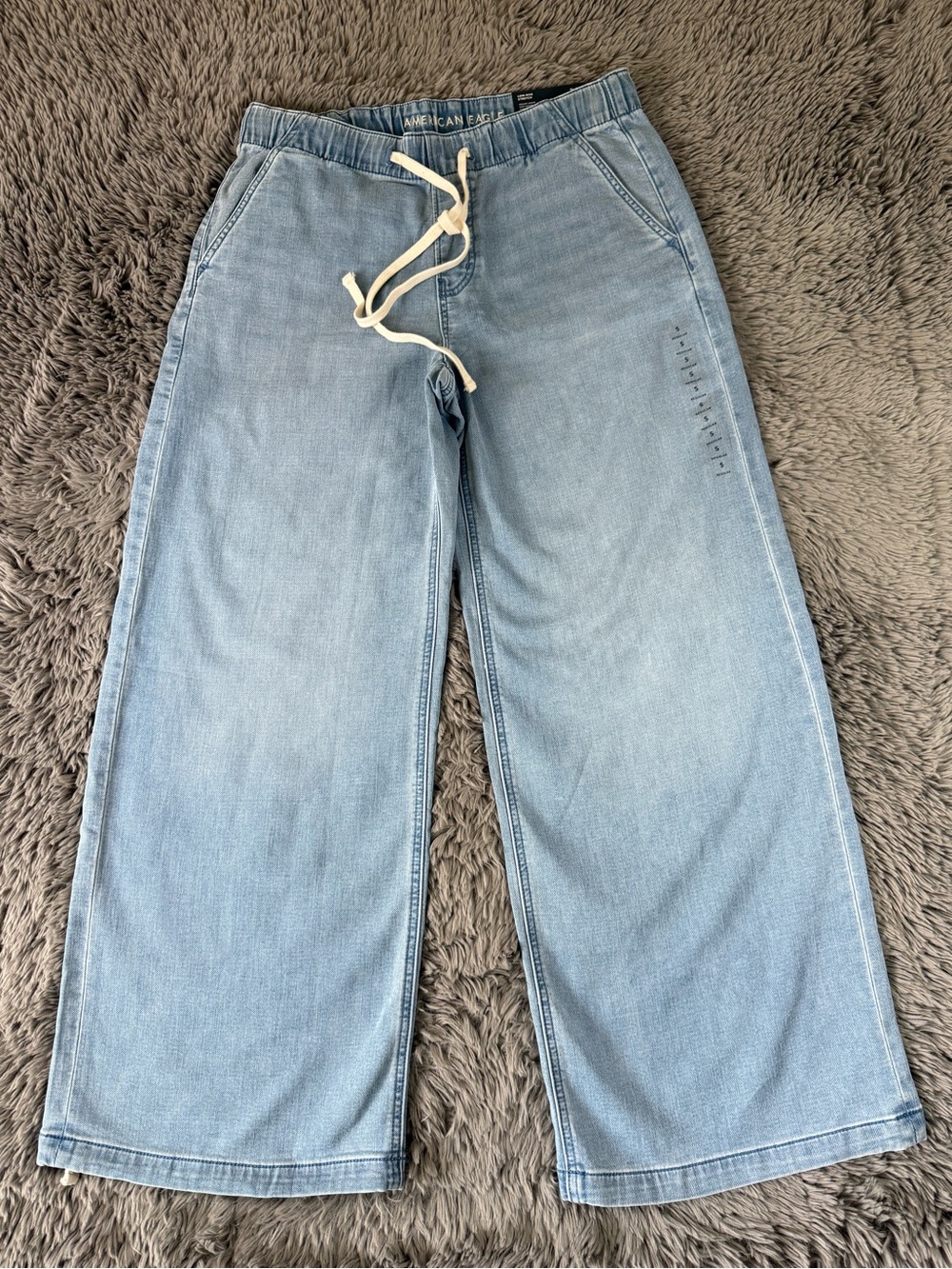 NWT American Eagle Dreamy Drape Cozy Baggy Jogger Jeans S Light Wash